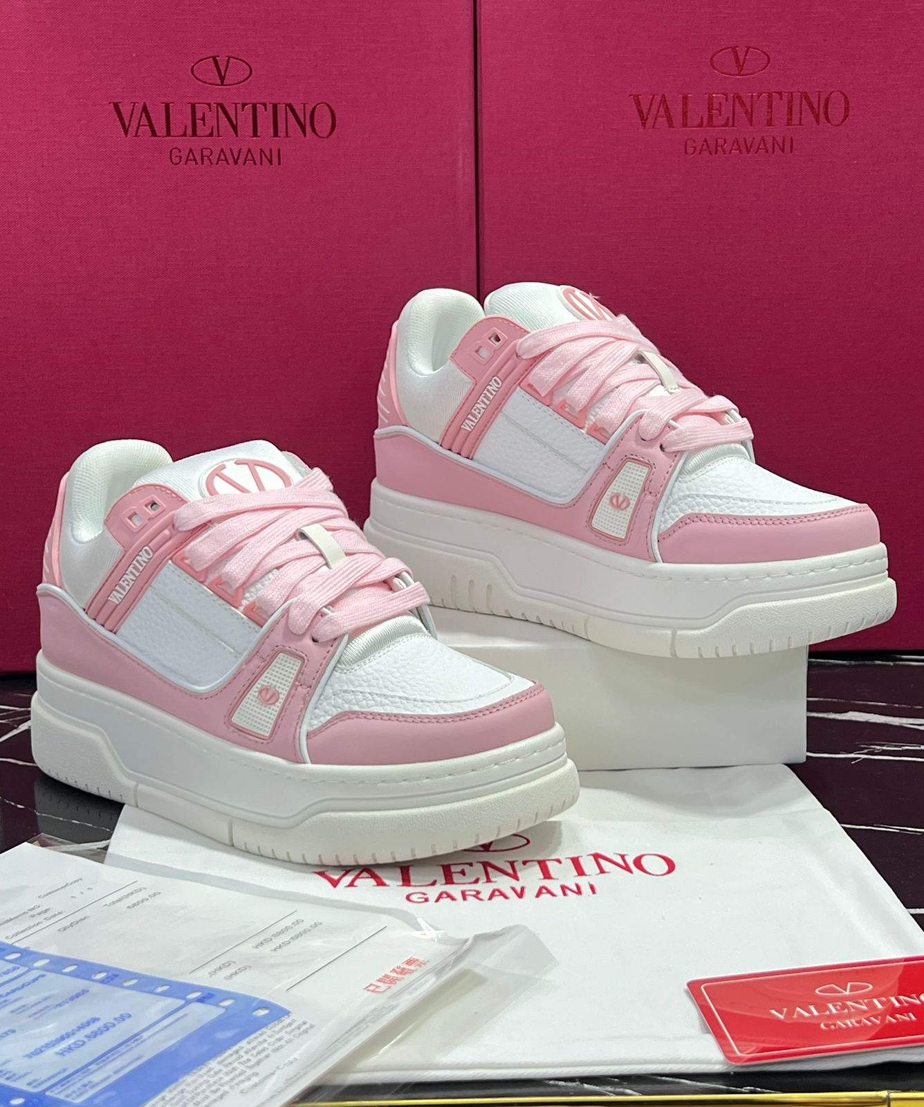 Valentino Tenis blanco con rosa