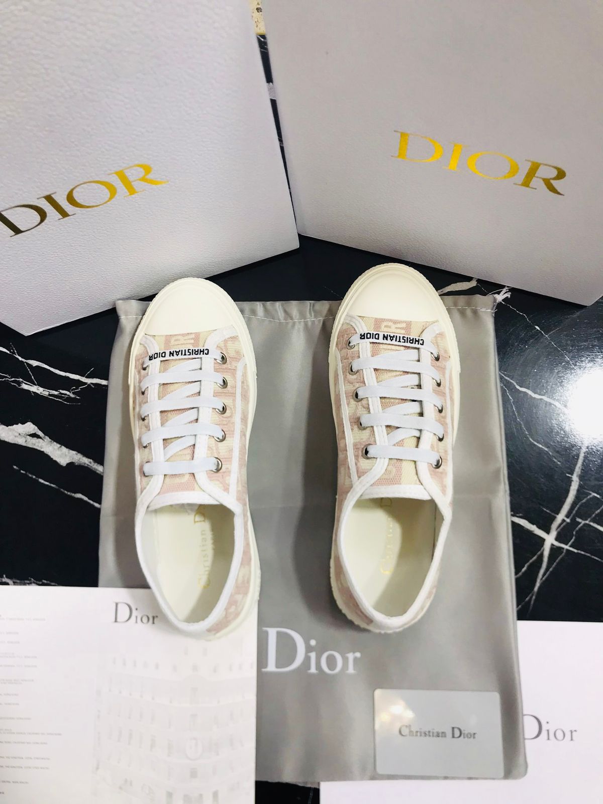 Dior tenis blancos con crema