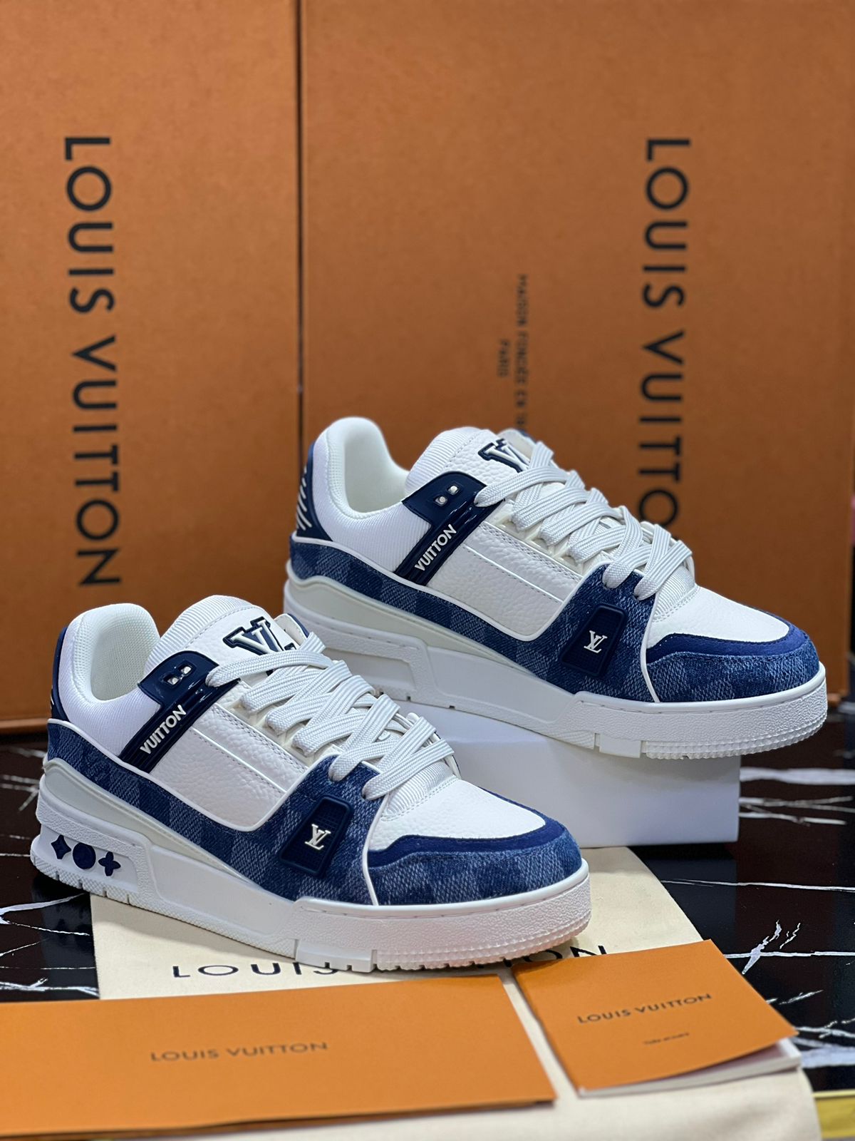 Louis Vuitton Tenis blancos con azul