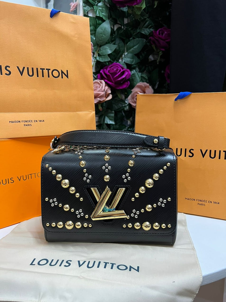 Louis Vuitton Negra con Cuentas Doradas Piel