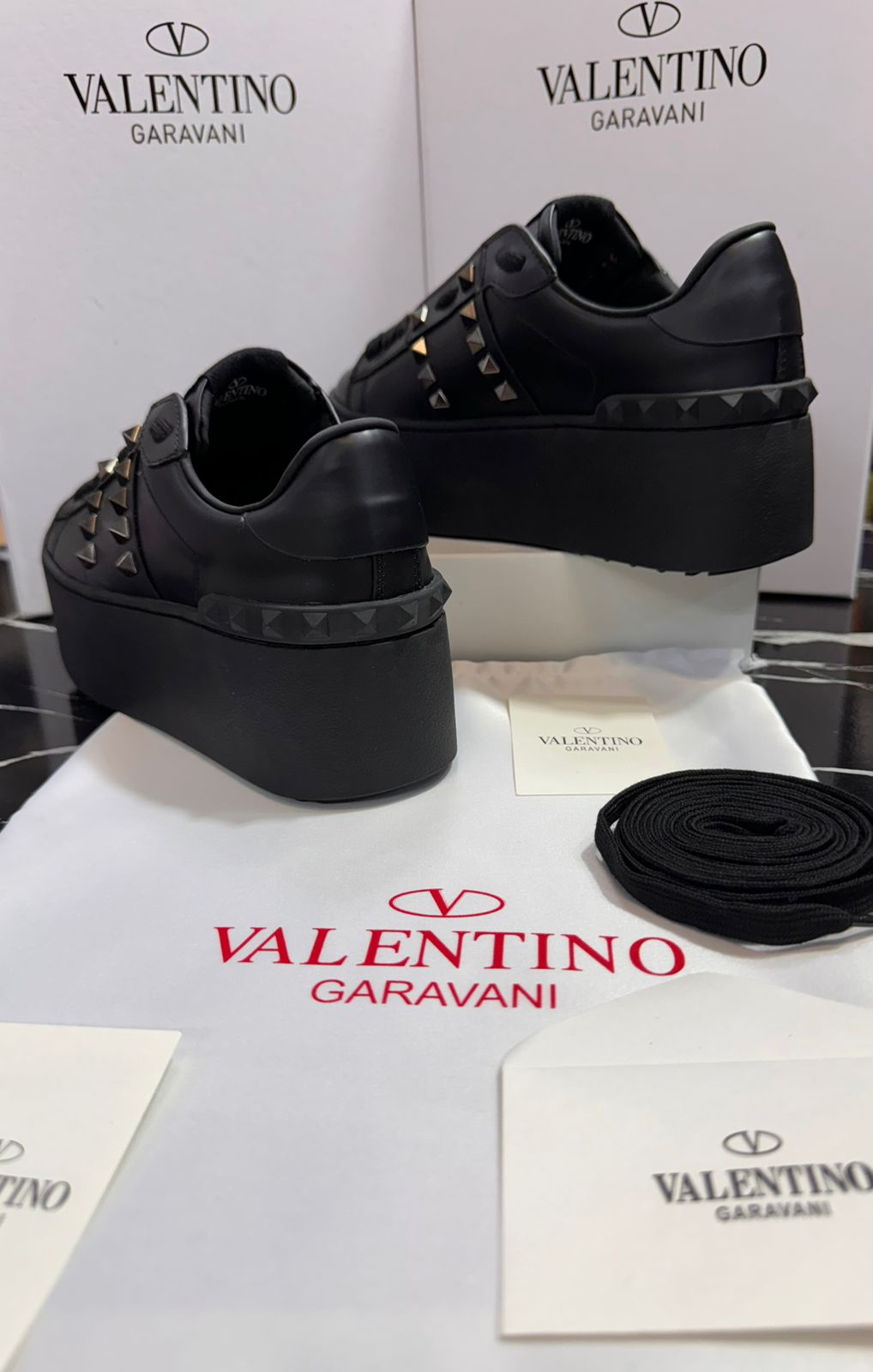 Valentino Tenis color negros