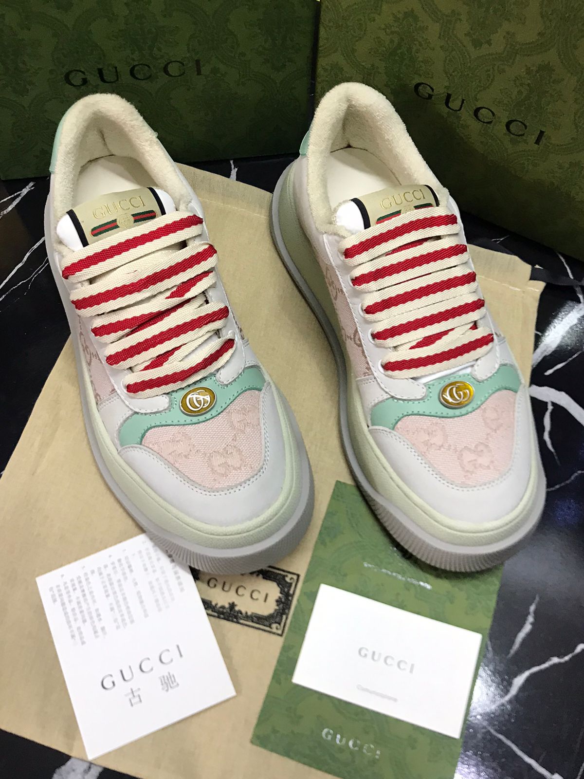 Gucci Tenis blanco con rosa