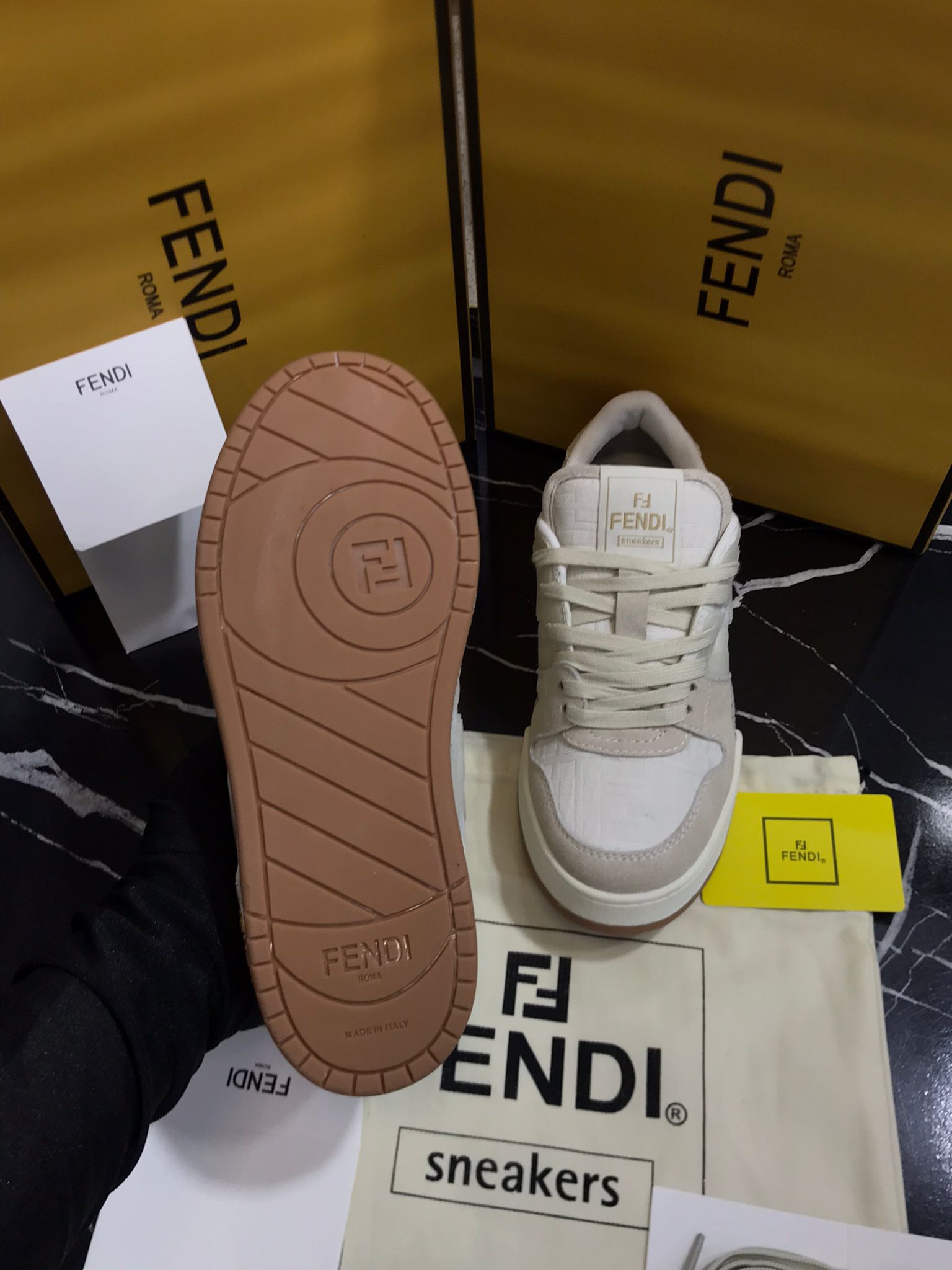 Fendi tenis blanco con cafe