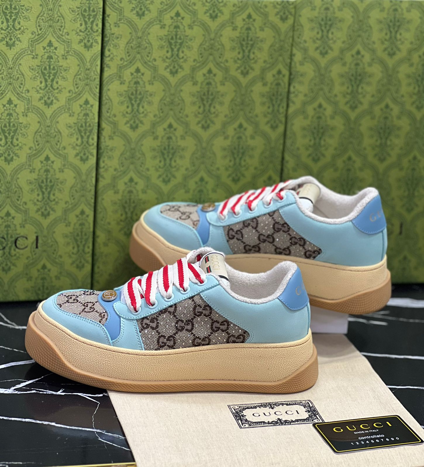 Gucci Tenis Azul con Rojo.