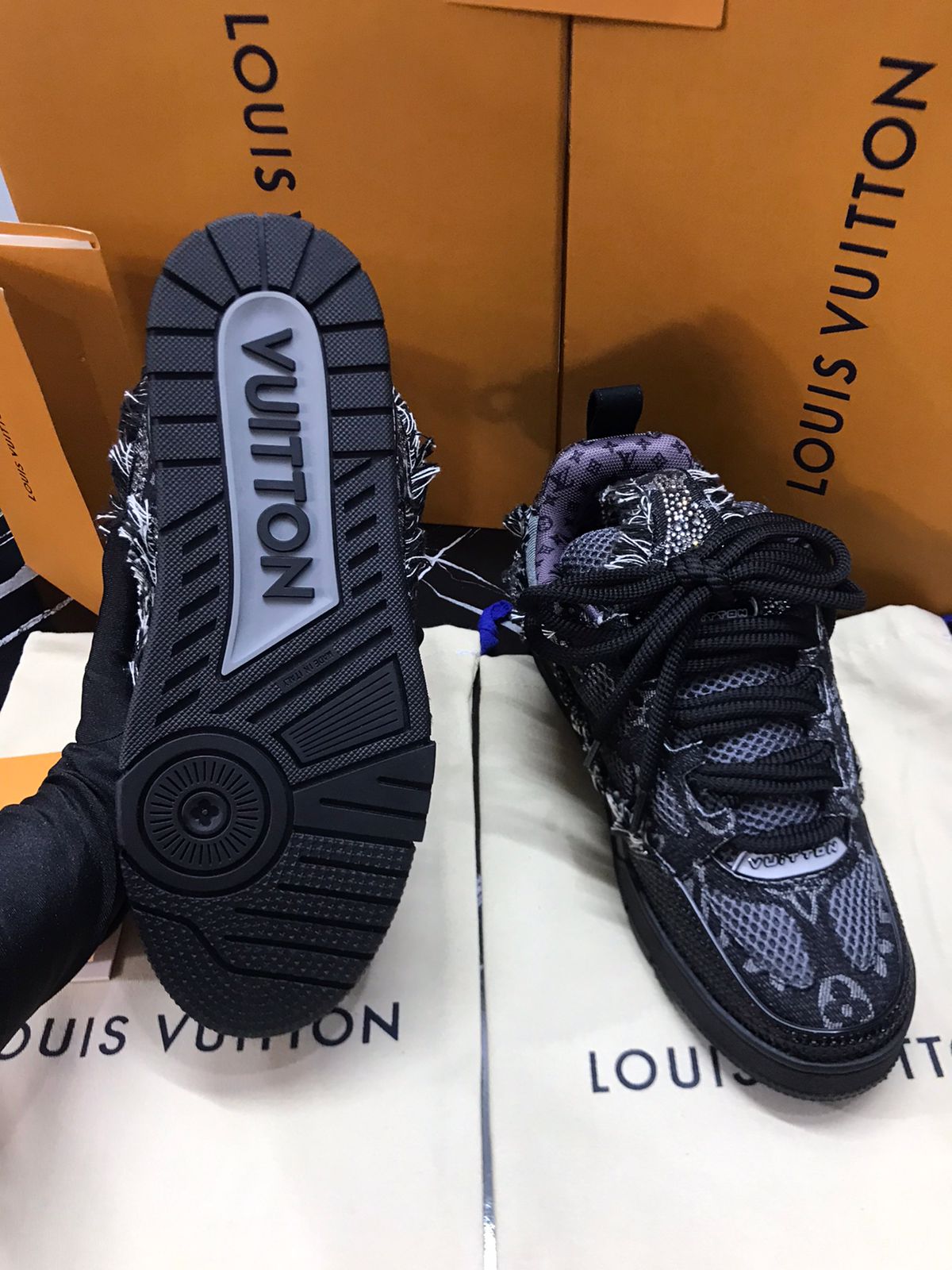 Louis Vuitton tenis negros Caballero