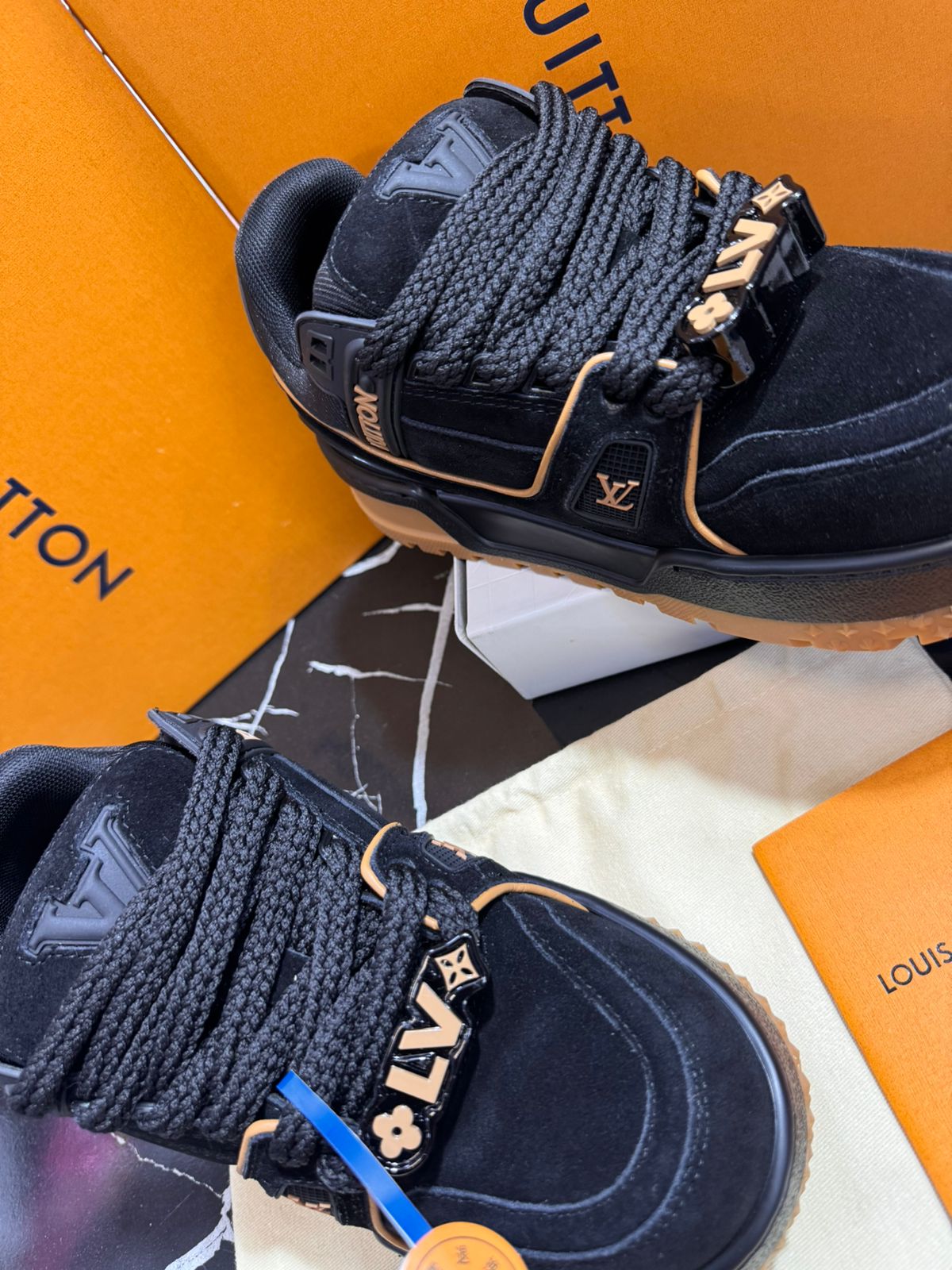 Louis Vuitton tenis negros con café