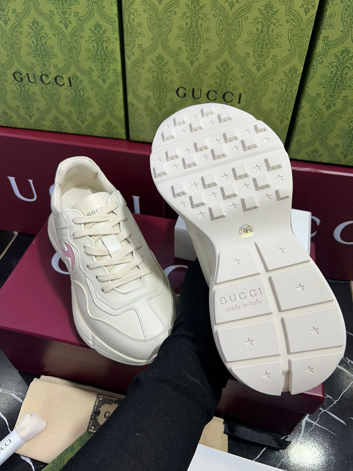 Gucci Tenis color blancos con rosa