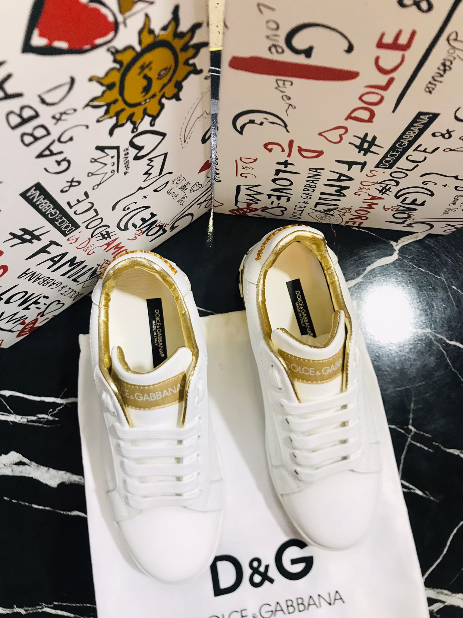 Dolce Gabbana Tenis Blancos con dorado