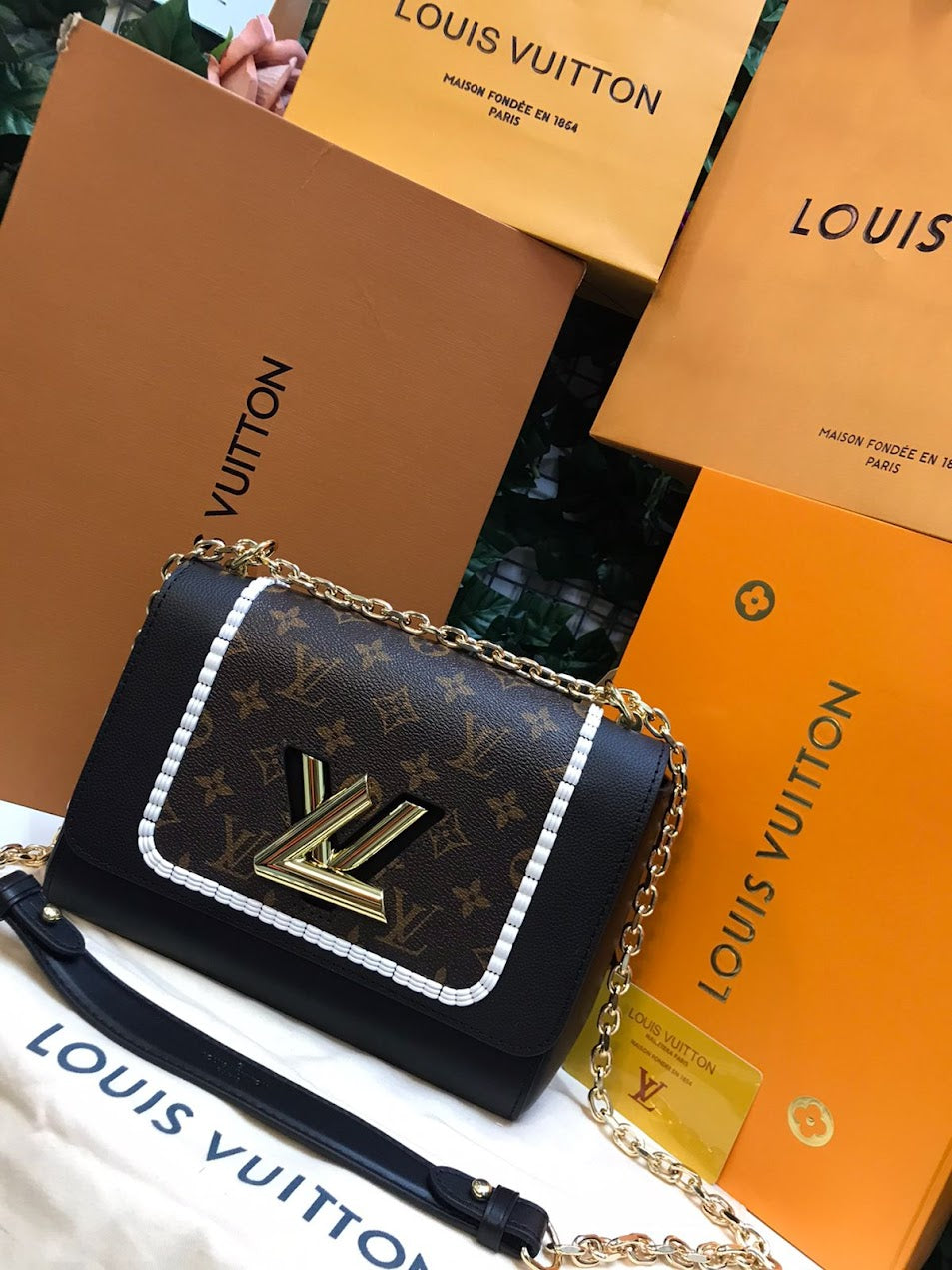 Louis Vuitton Negro-Dorado Piel