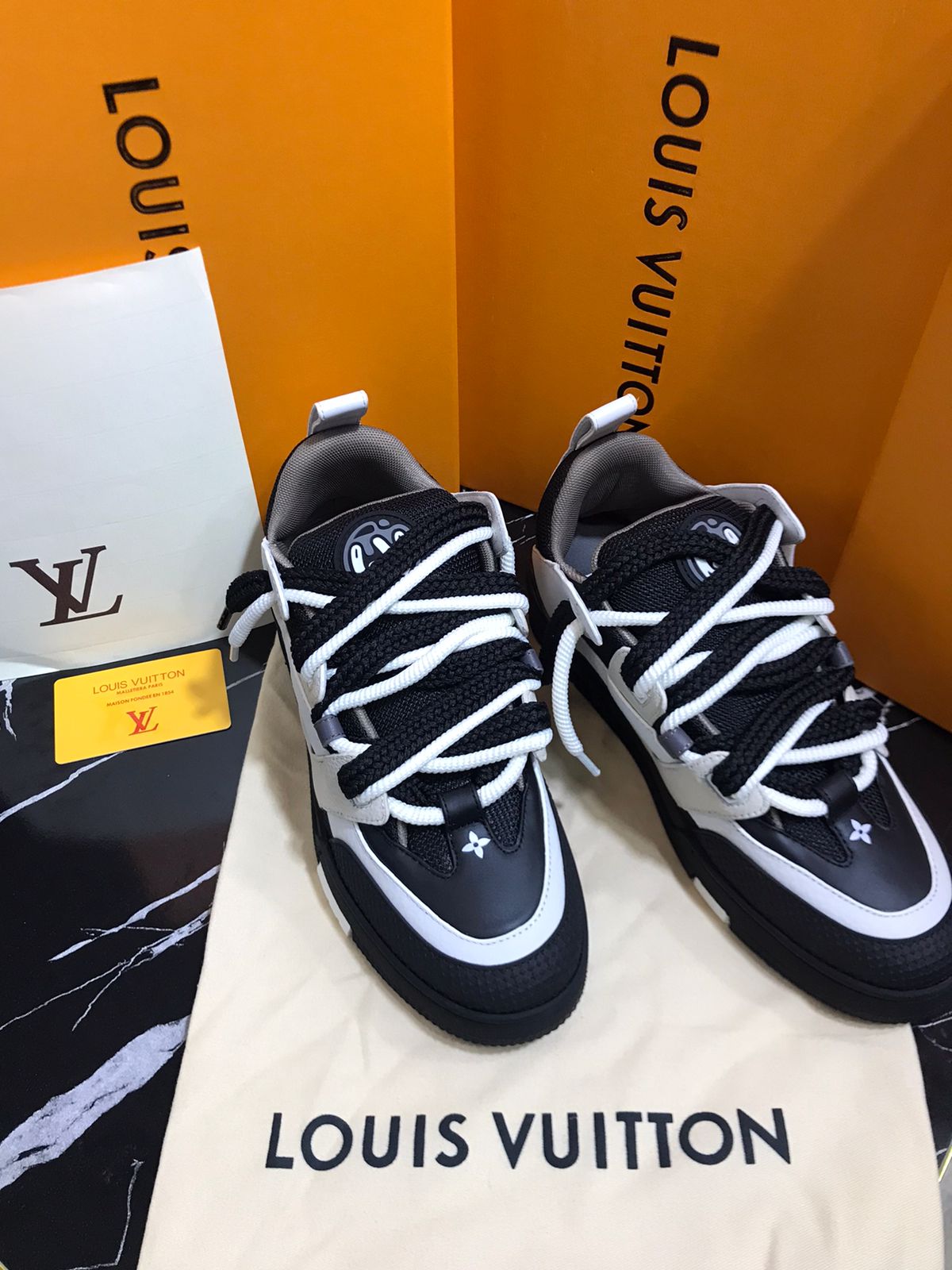 Louis Vuitton tenis color negros Caballero