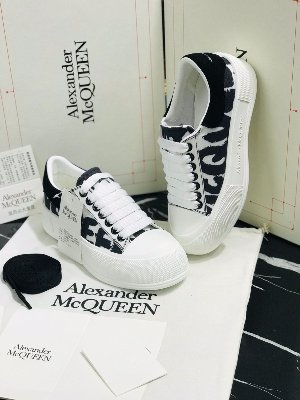 Tenis Alexander Mc Queen blacos con lineas negras