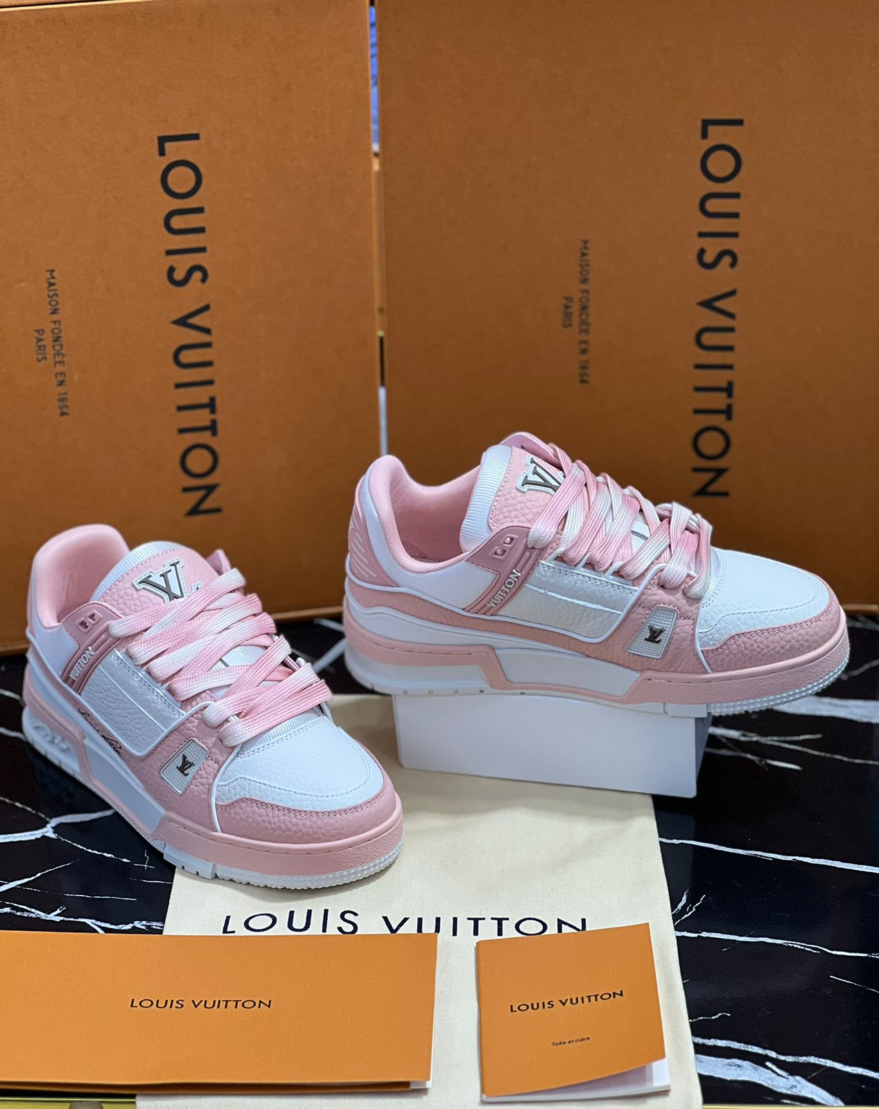 Louis Vuitton Tenis blancos con rosa