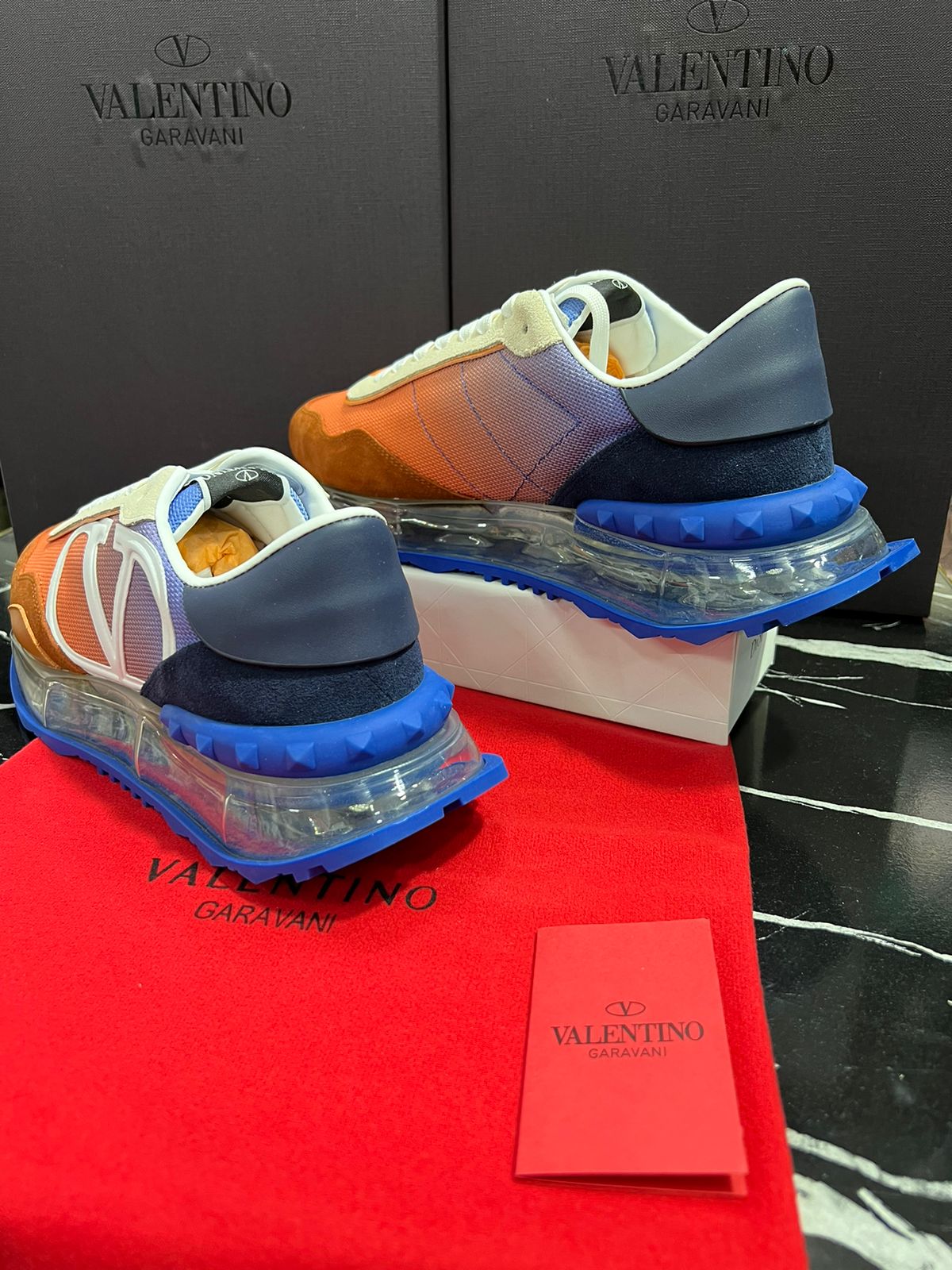 Valentino color naranja con azul Caballero