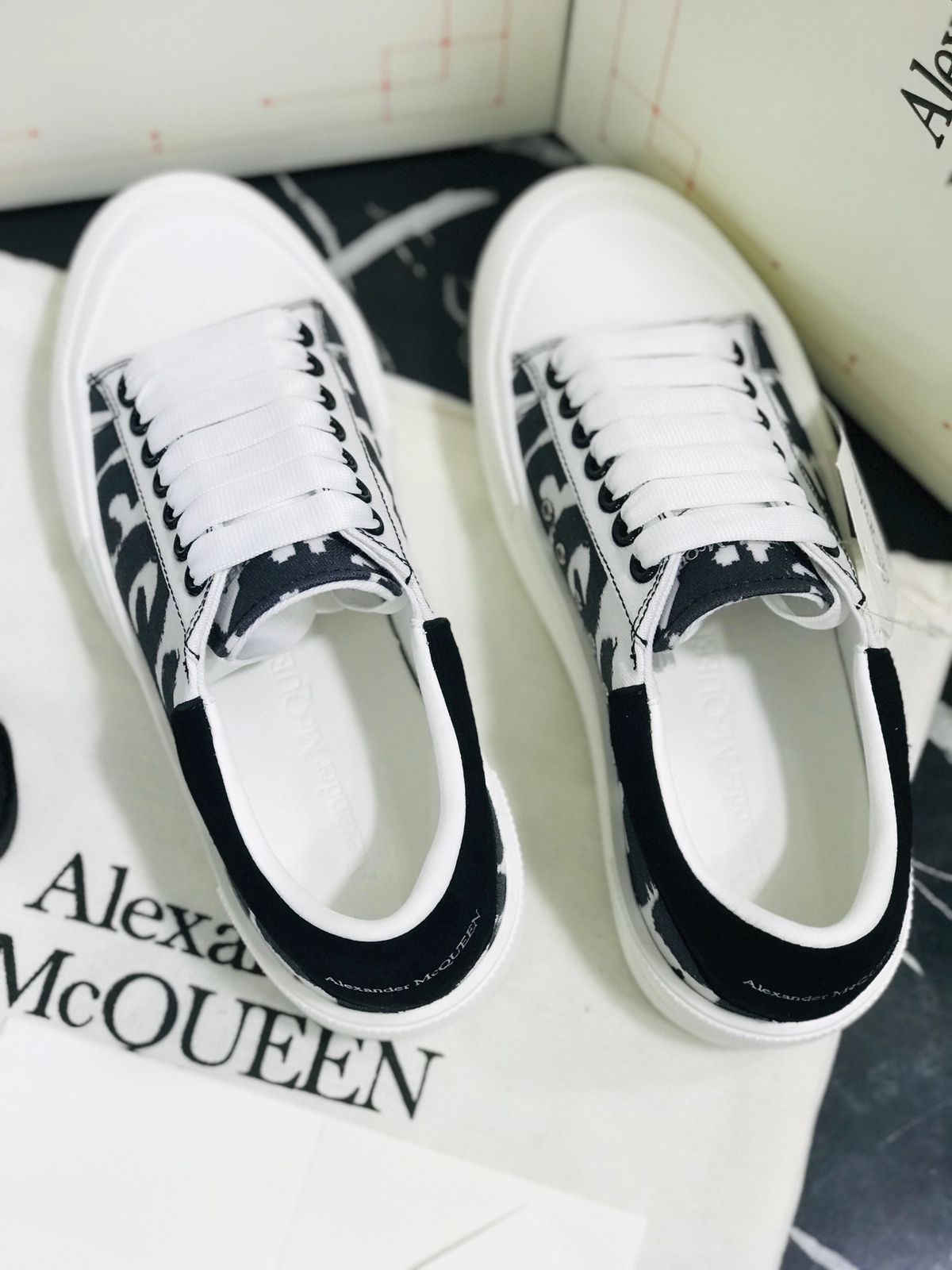 Tenis Alexander Mc Queen blacos con lineas negras