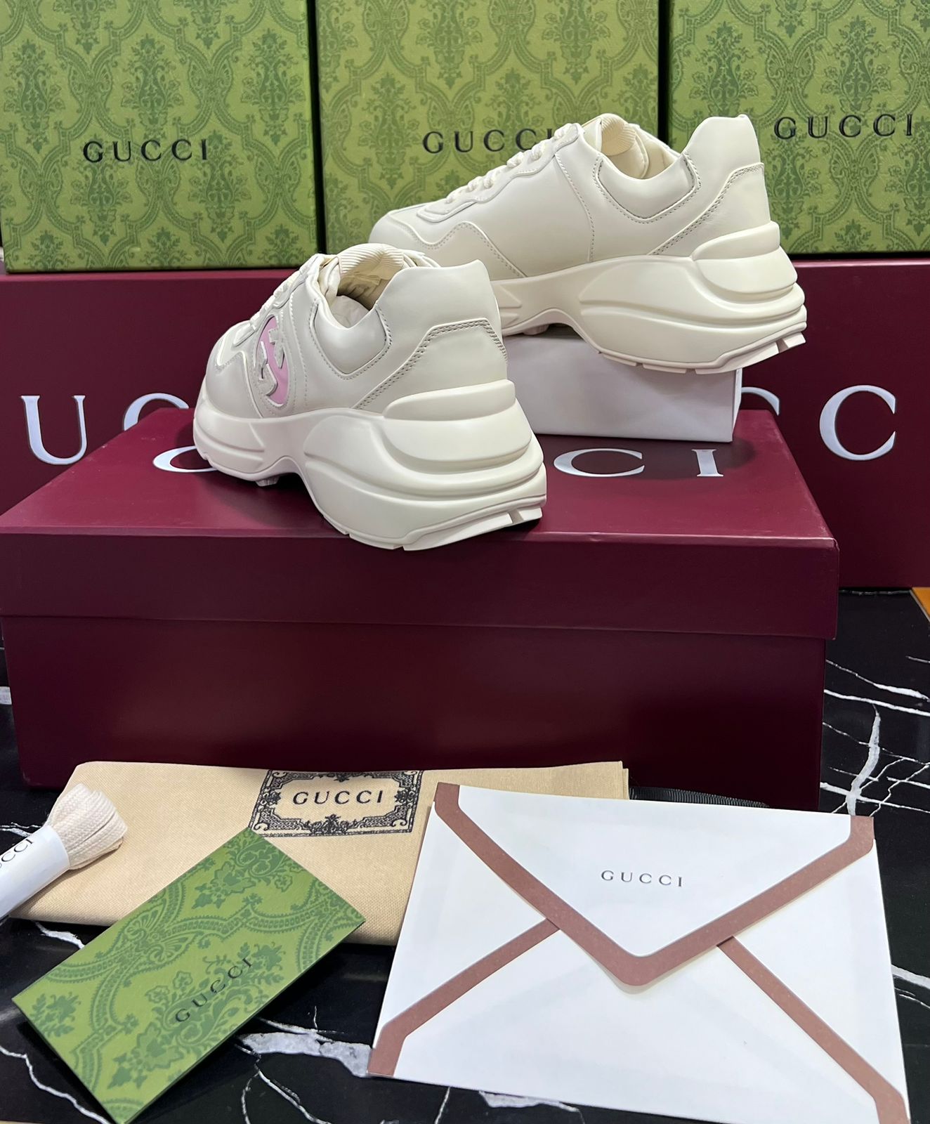 Gucci Tenis color blancos con rosa