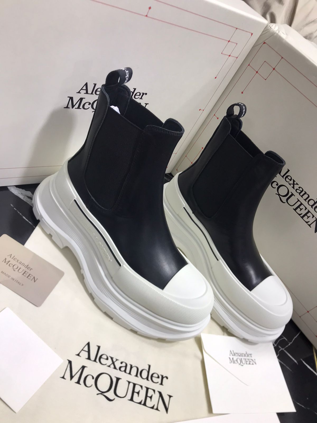 Alexander Mc Queen botin blanco con negro