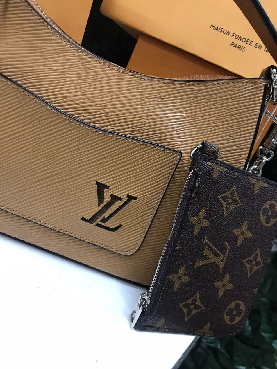 Louis Vuitton Crema con Cartera Piel