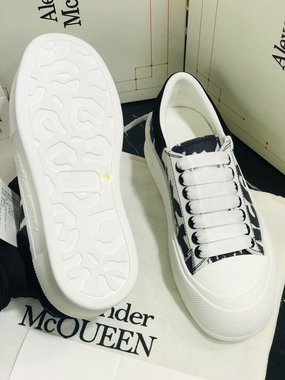 Tenis Alexander Mc Queen blacos con lineas negras