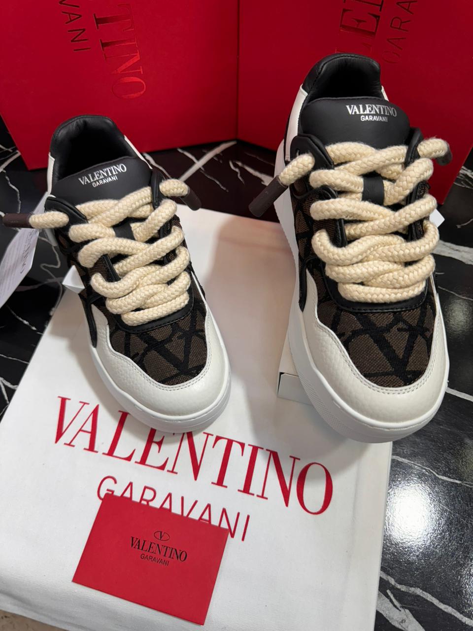 Valentino zapatos blancos con negros y café