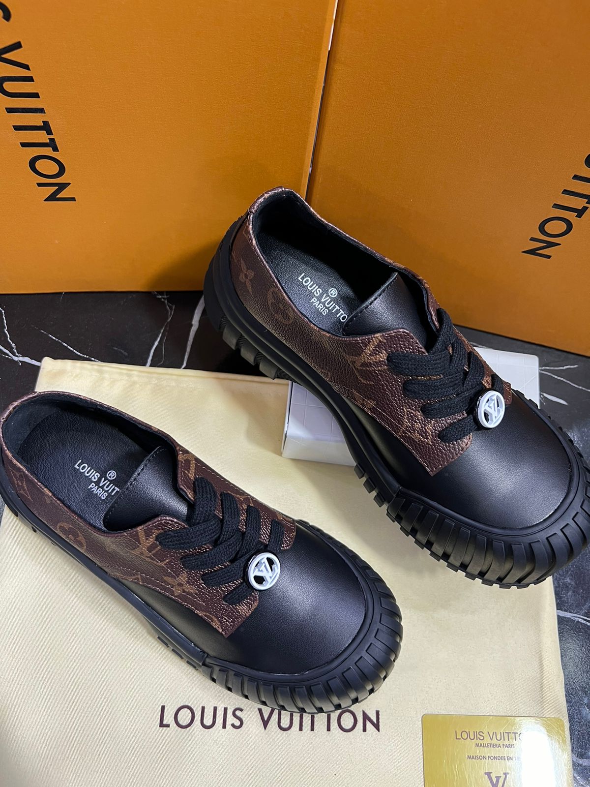 Louis Vuitton Zapato Tenis negros con café