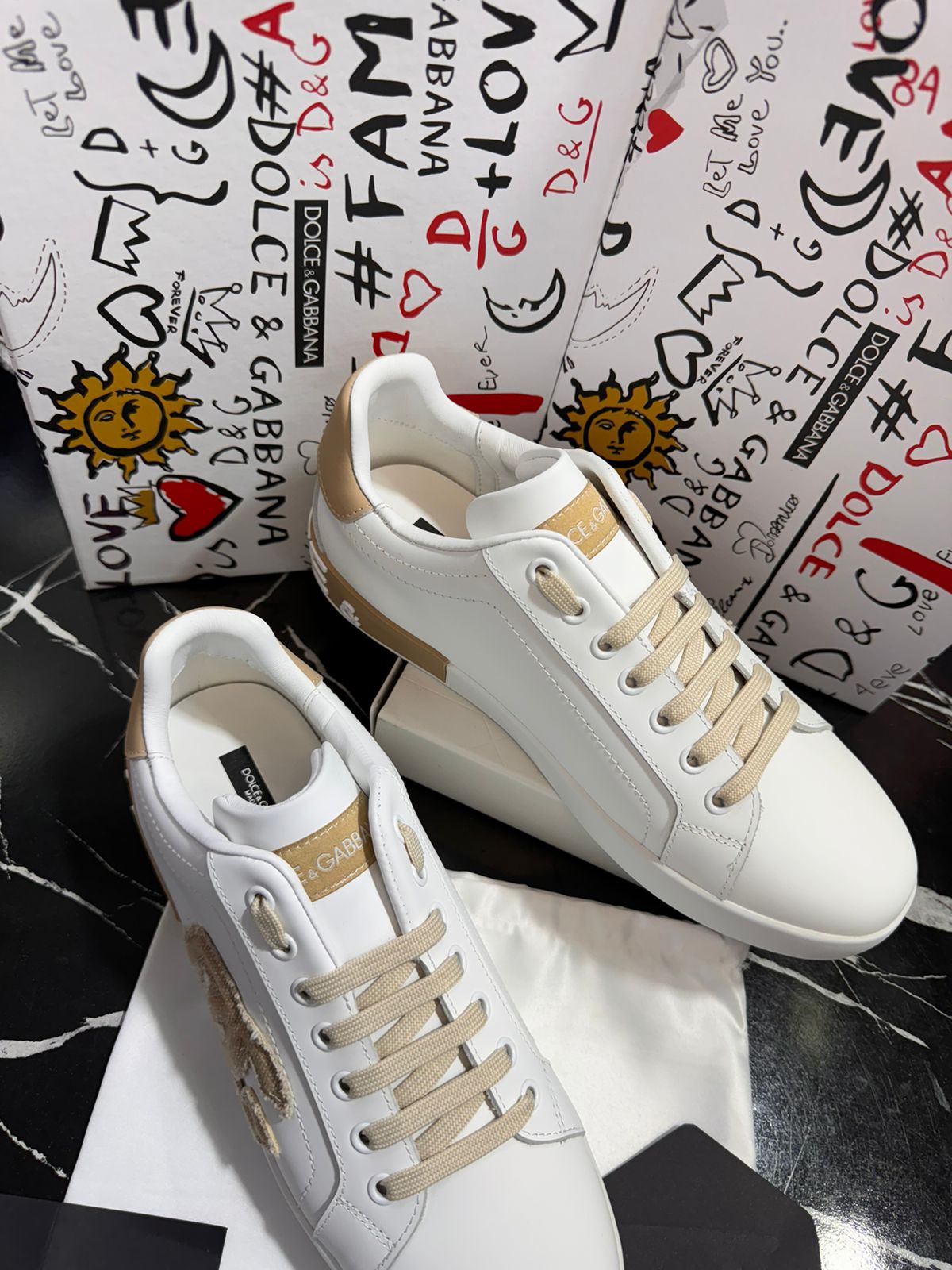 Dolce Gabbana zapatos blancos con dorado