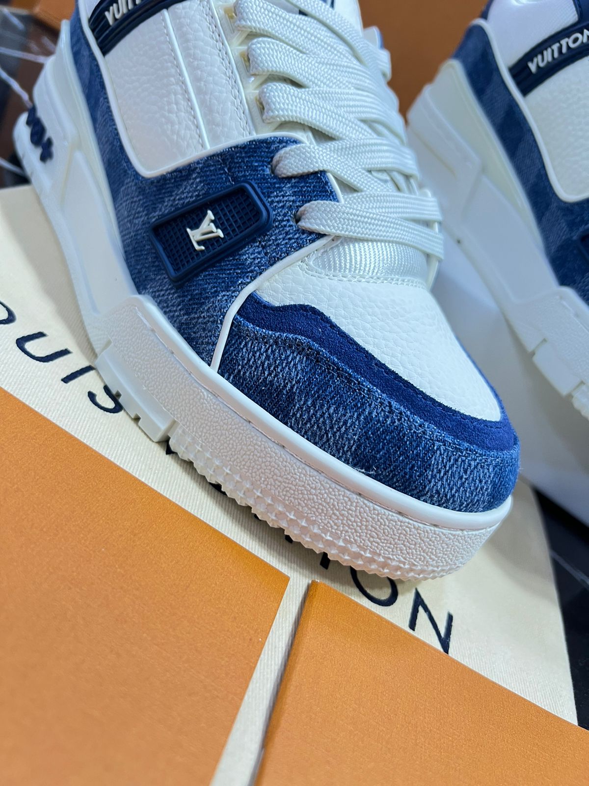 Louis Vuitton Tenis blancos con azul