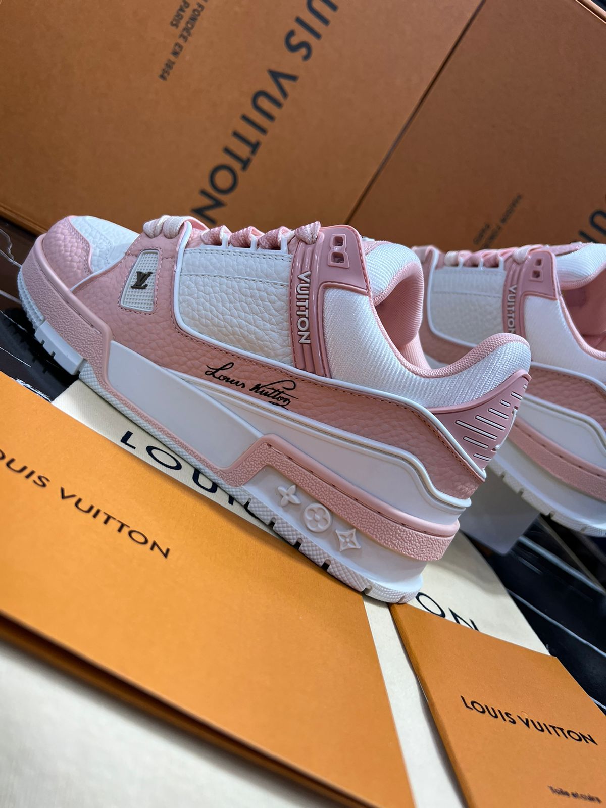 Louis Vuitton Tenis blancos con rosa