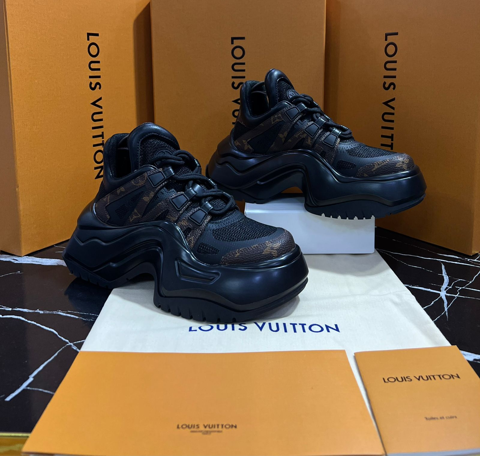 Louis Vuitton Tenis Negros