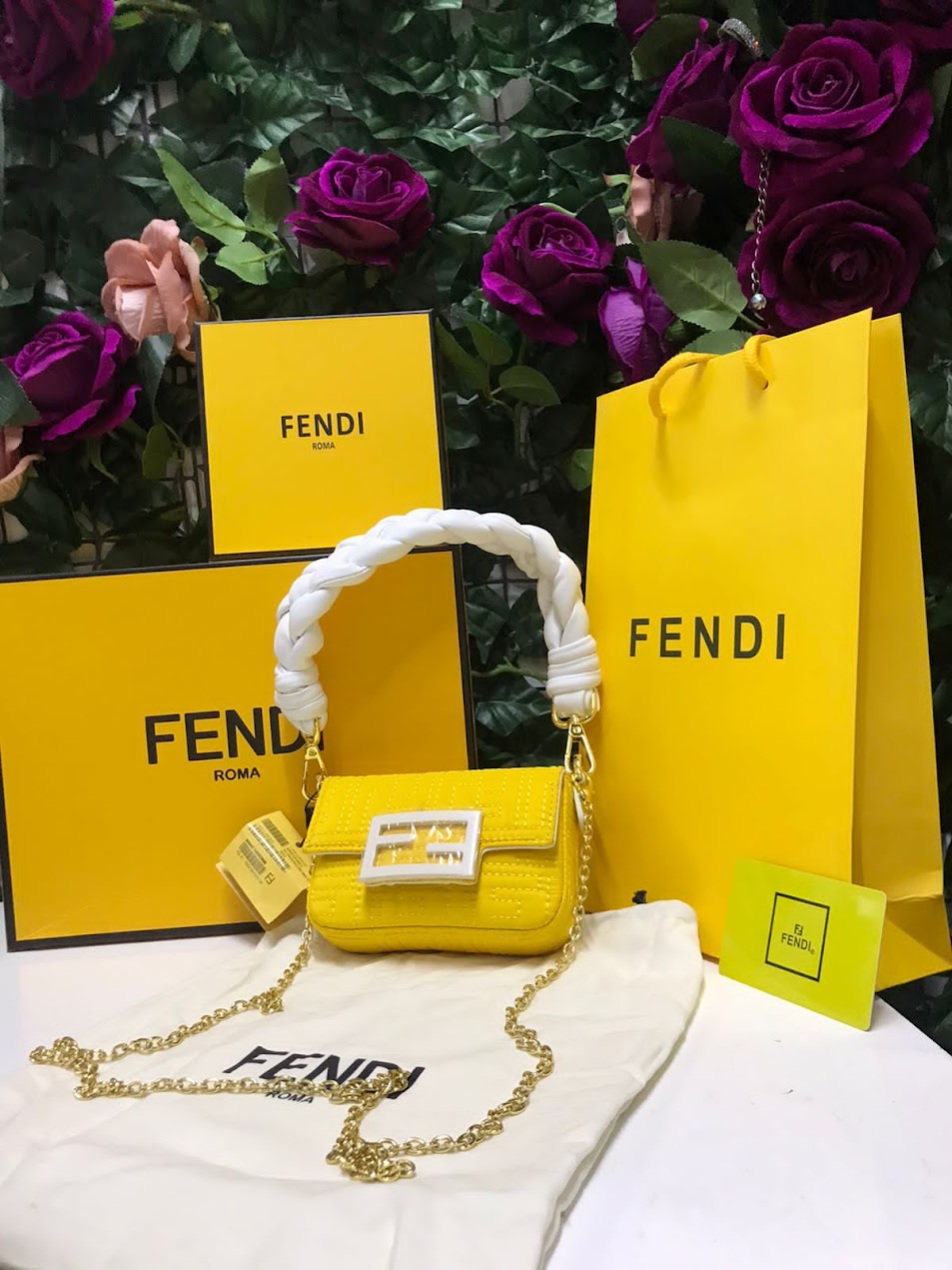 Fendi Amarilla Cuero Pequeña