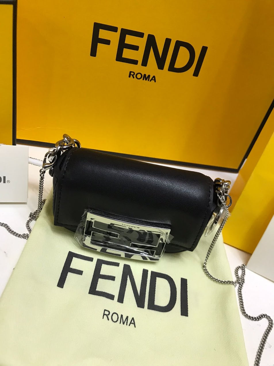 Fendi Negra con Cadena Piel