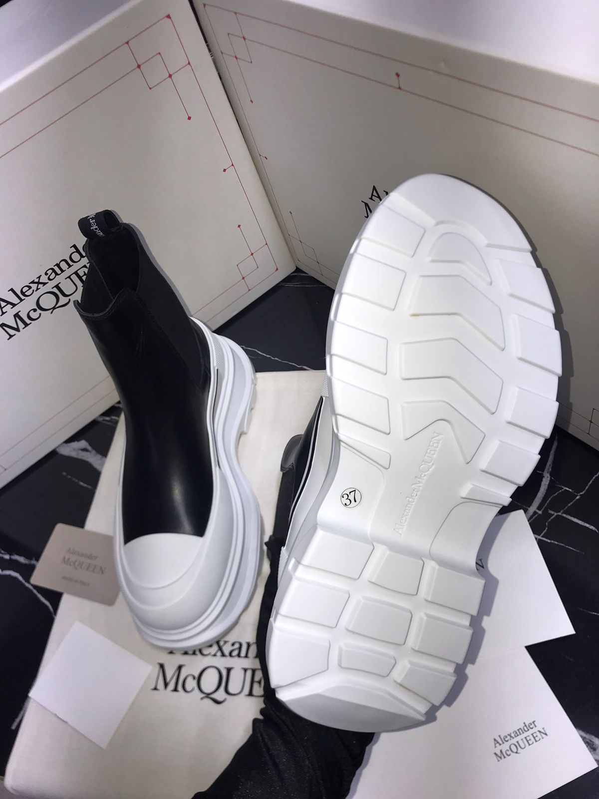 Alexander Mc Queen botin blanco con negro