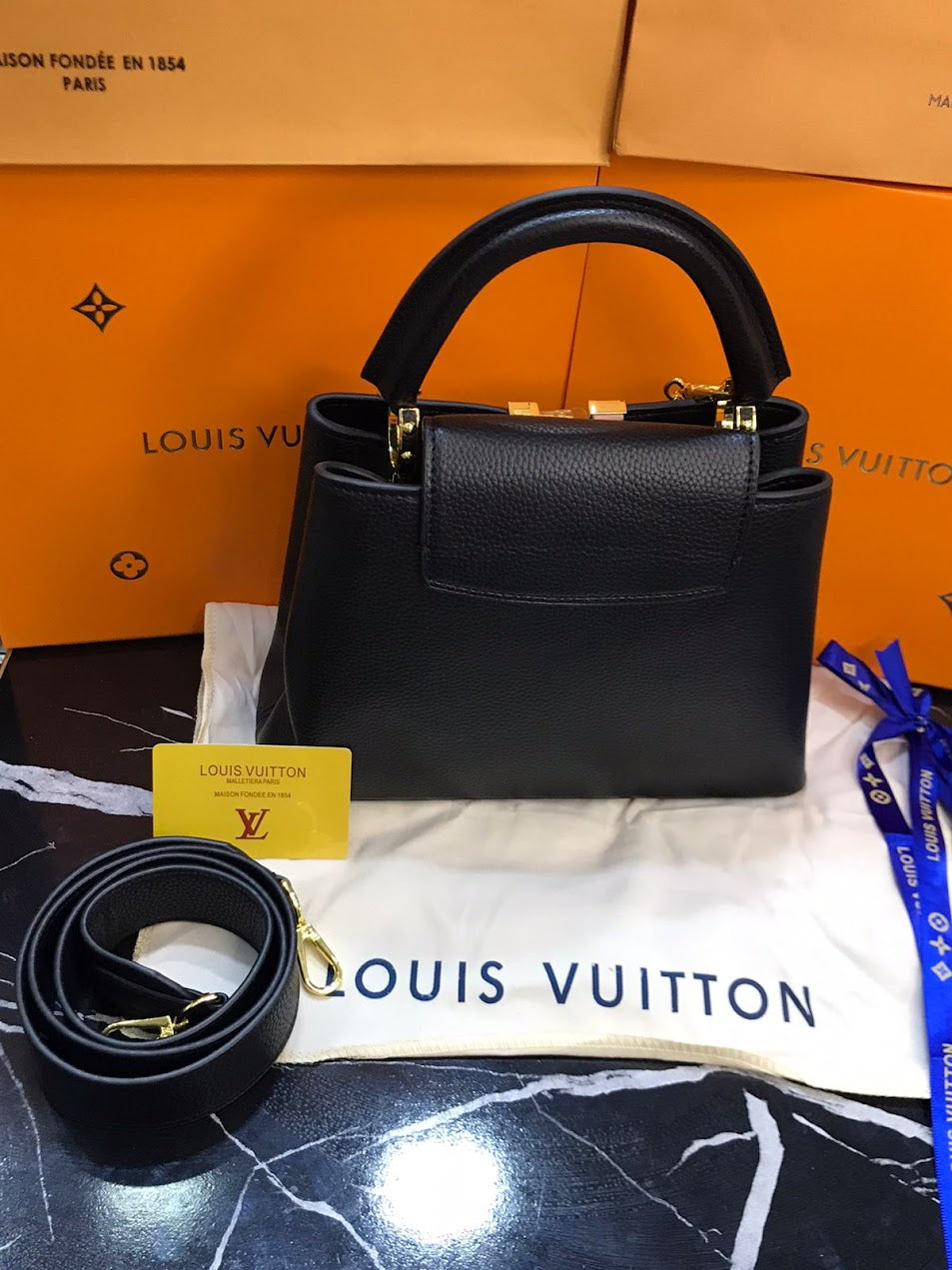 Louis Vuitton Broche  dorado Negra Piel