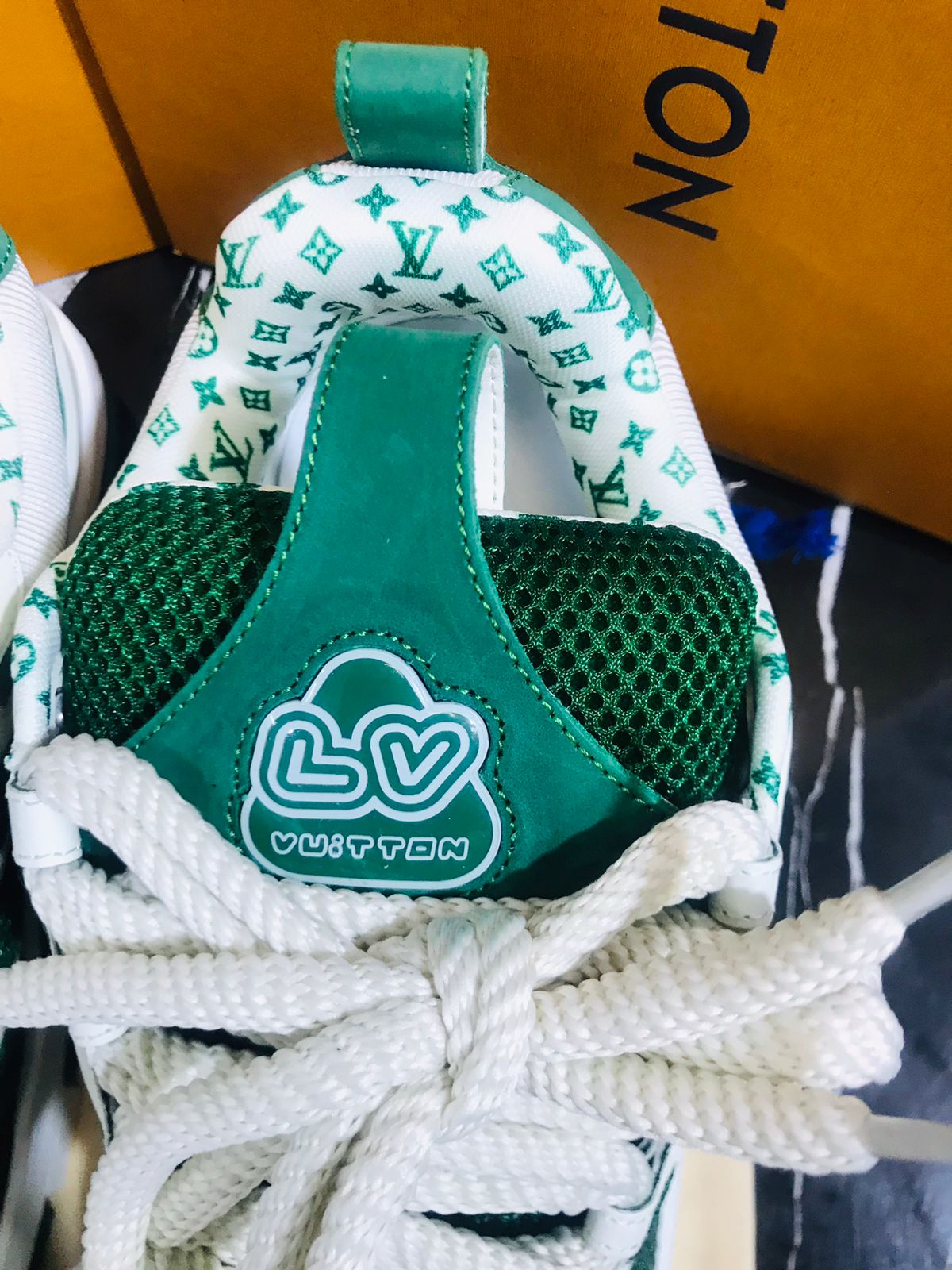 Louis Vuitton Tenis blancos con verde Caballero