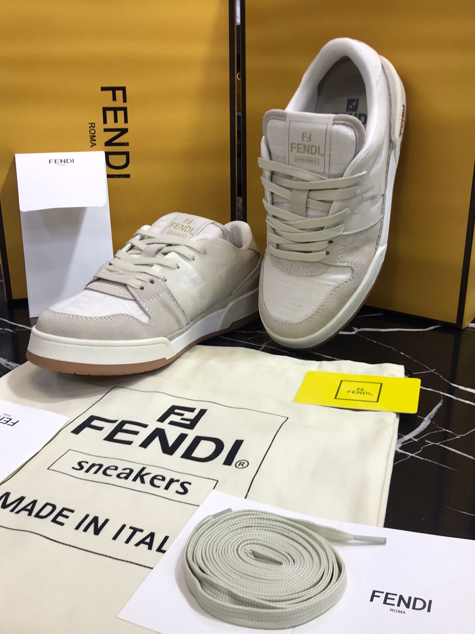 Fendi tenis blanco con cafe