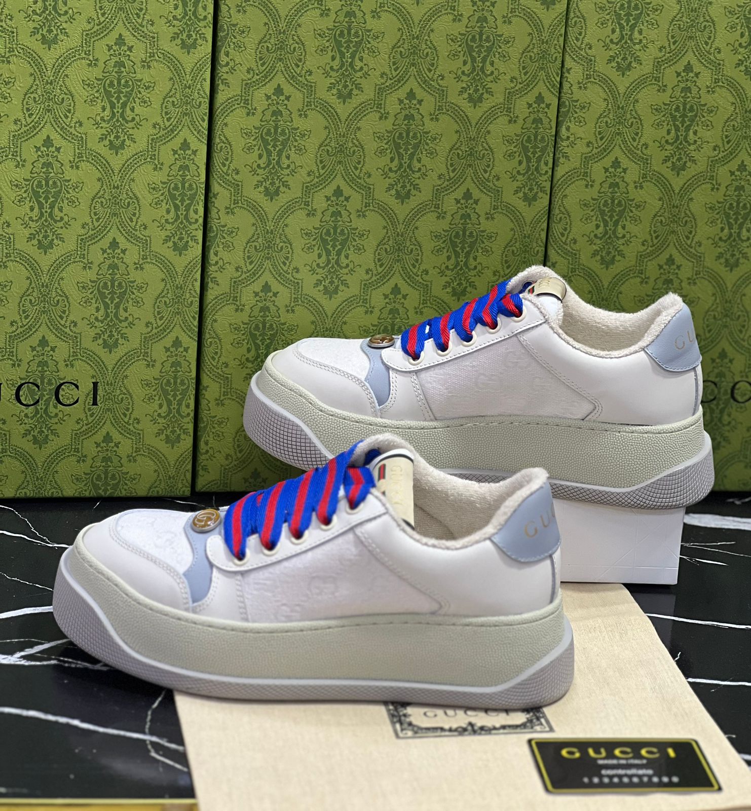 Gucci Tenis Blancos Agujetas Azul con Rojo