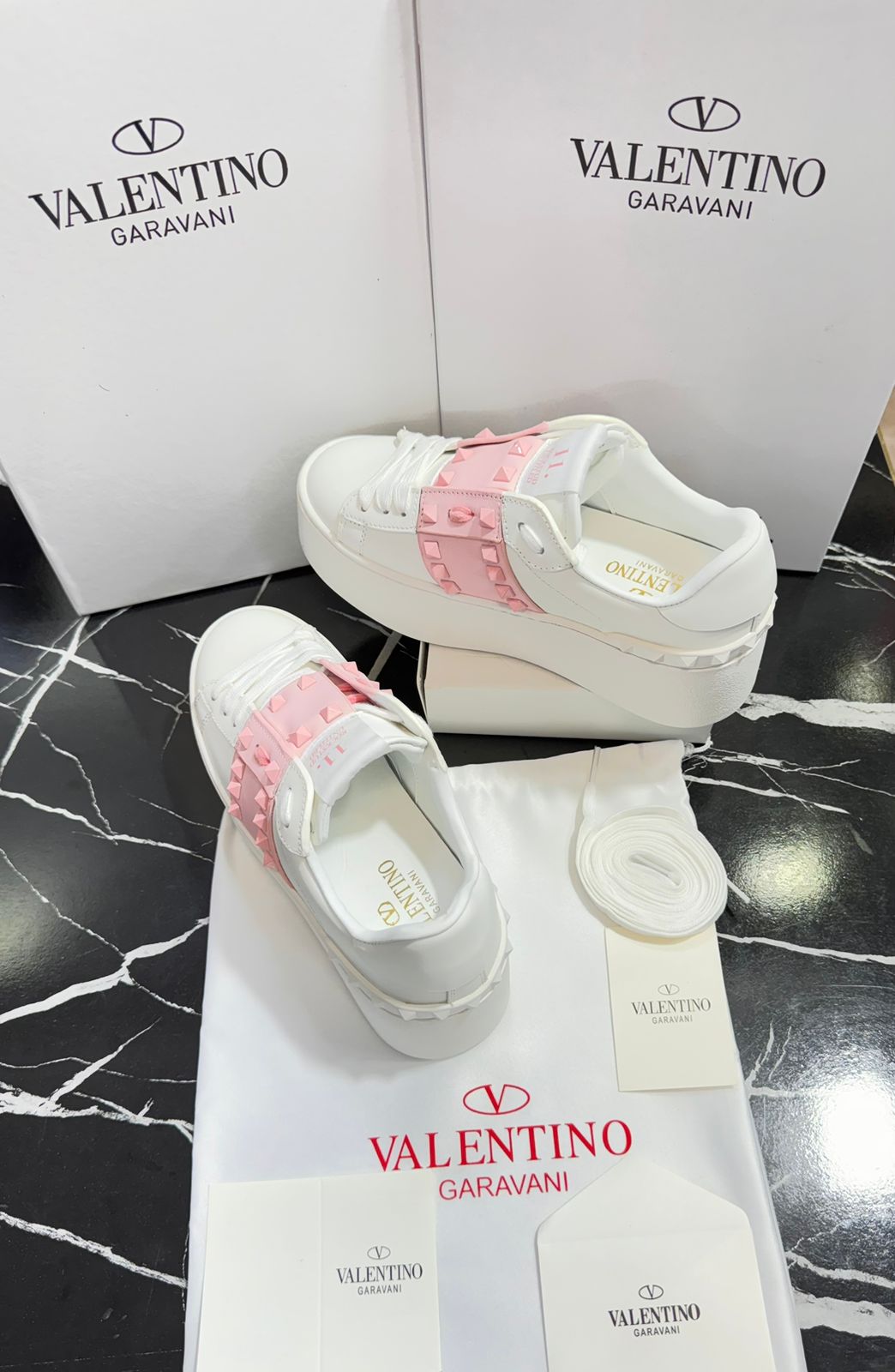 Valentino zapatos blacos con rosa