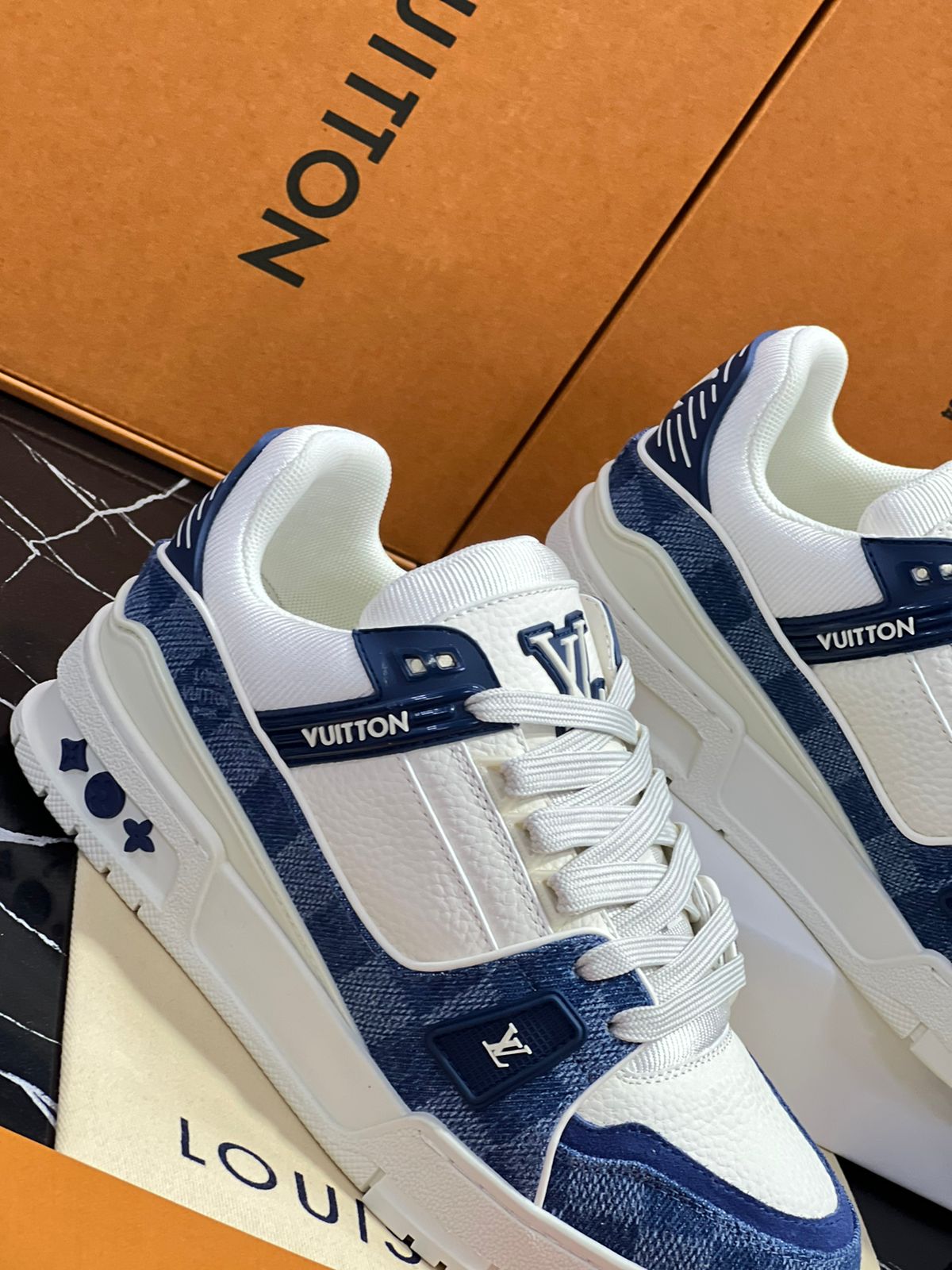 Louis Vuitton Tenis blancos con azul