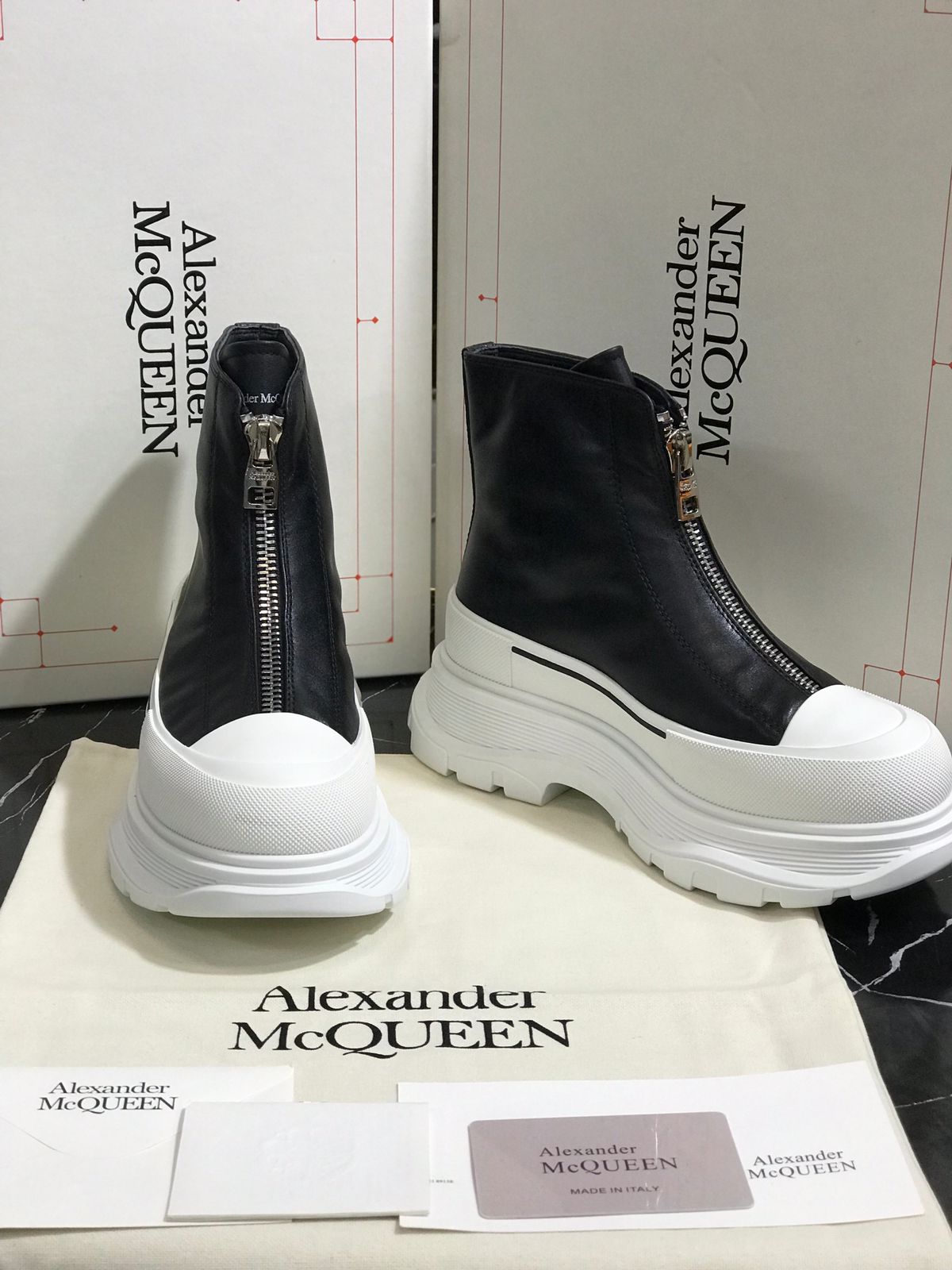 Alexander Mc Queen botin blanco con negro