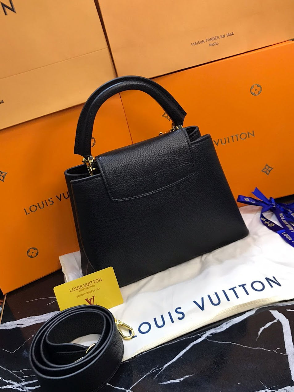 Louis Vuitton Broche  dorado Negra Piel