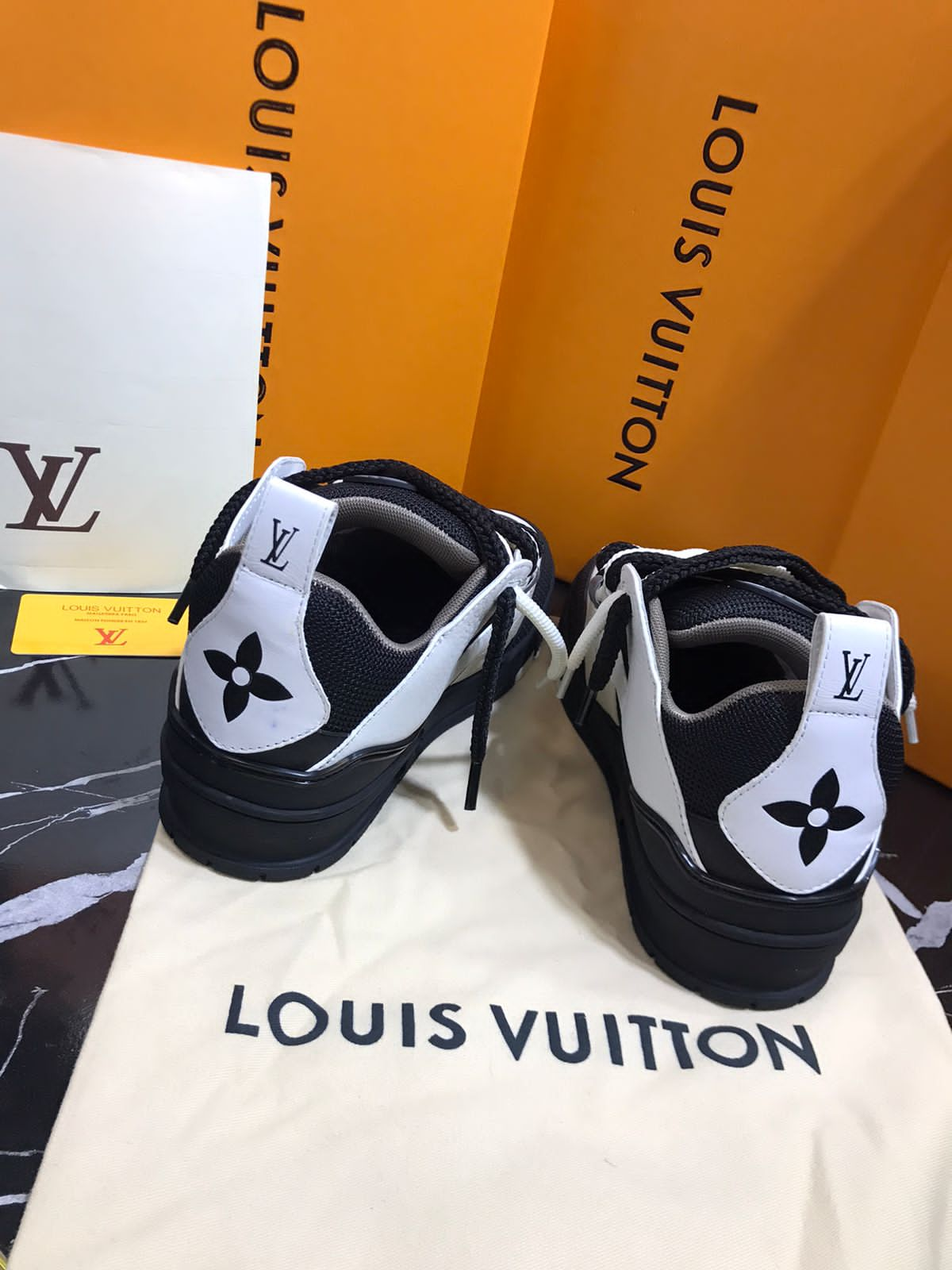 Louis Vuitton tenis color negros Caballero