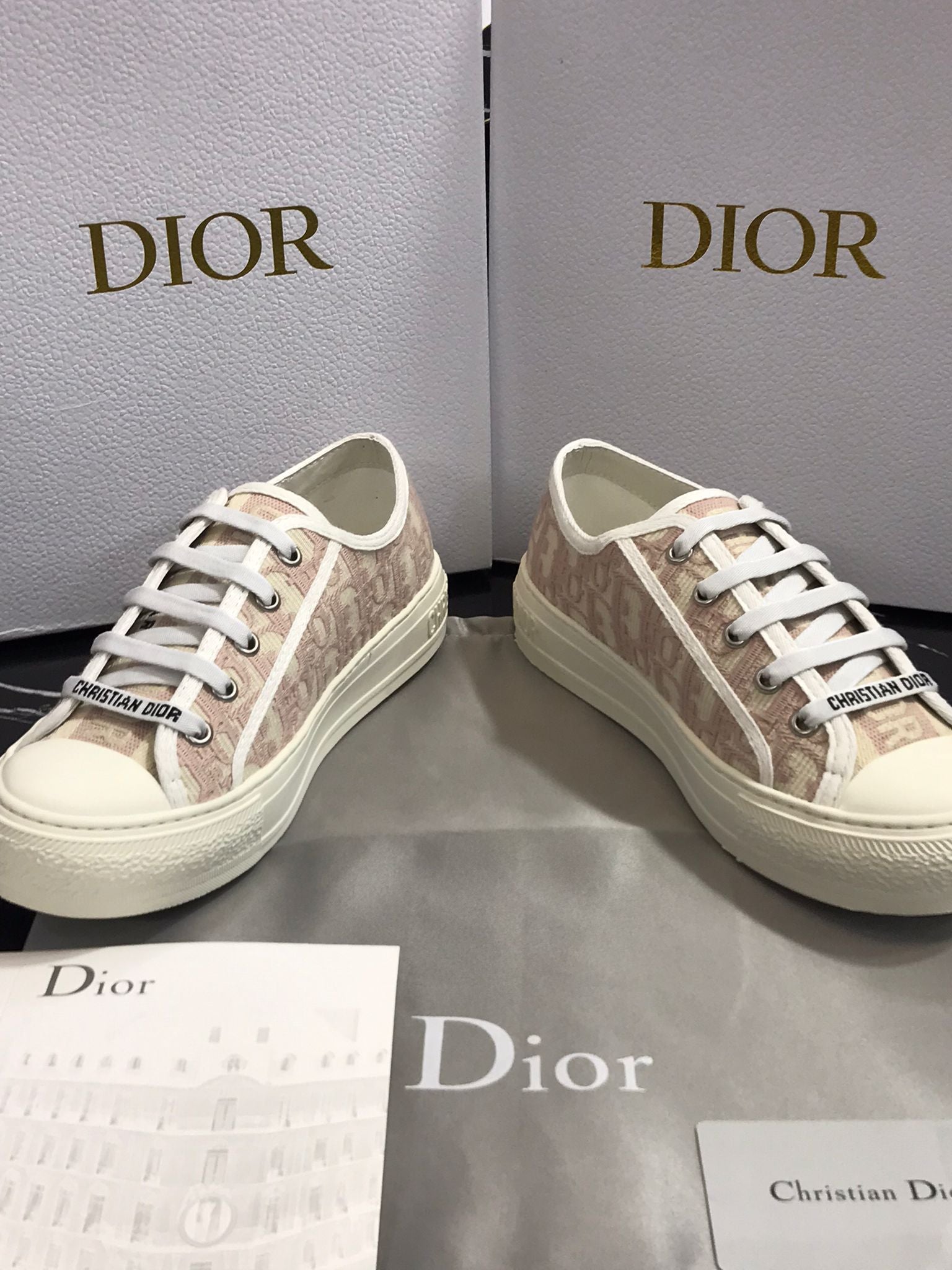 Dior tenis blancos con crema