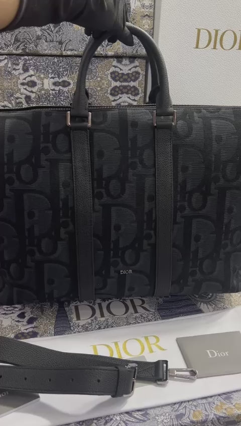 Christian Dior Negra Bordada con Piel