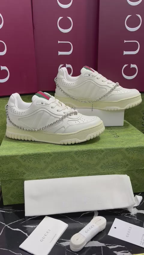 Gucci Tenis blancos con cadena