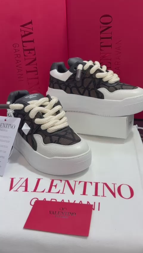 Valentino zapatos blancos con negros y café