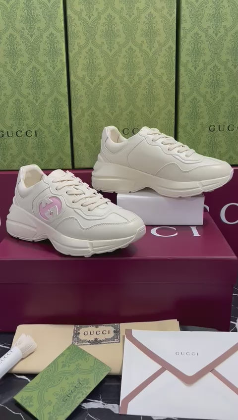 Gucci Tenis color blancos con rosa