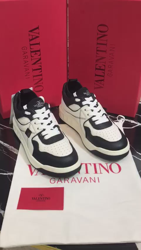 Valentino color blancos con negro Caballero