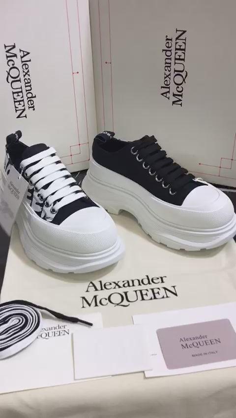 Alexander Mc Queen Tenis Negros con Agujetas Blancas