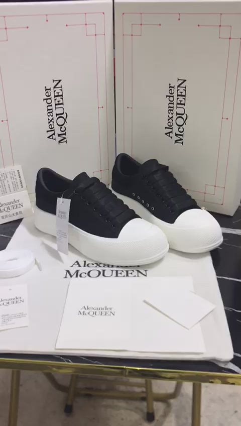 Tenis Alexander Mc Queen blancos con negro