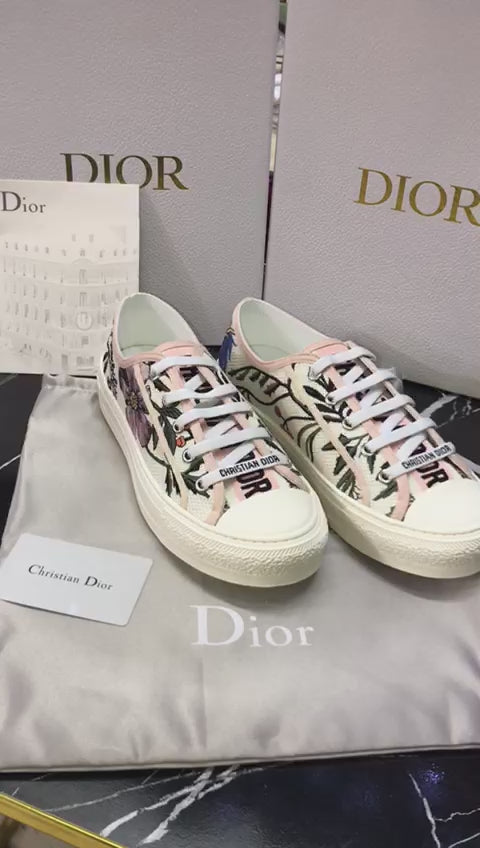 Christian Dior Tenis con texturas de flores