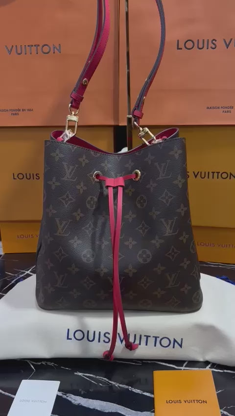 Louis Vuitton piel color negro con rojo